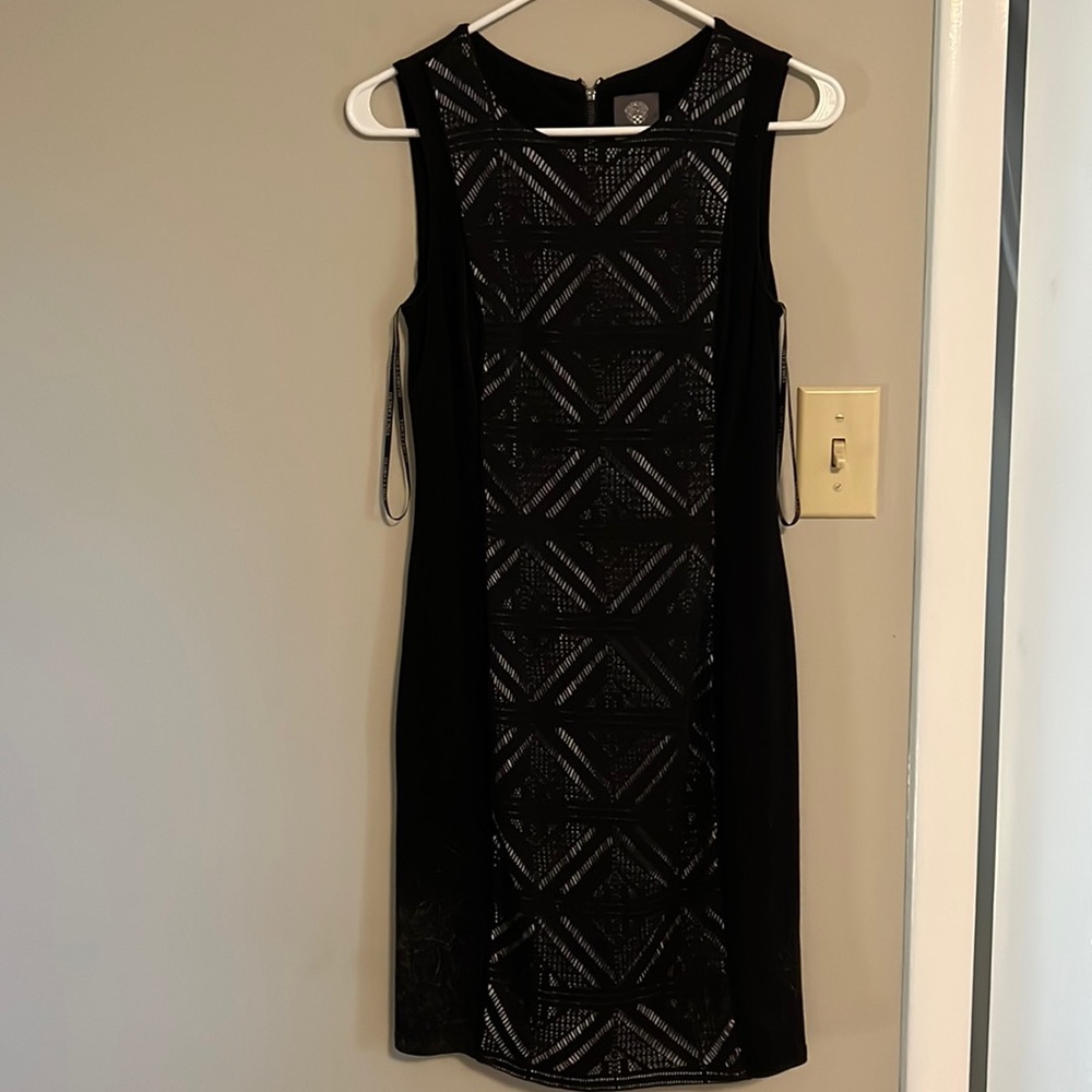 Black laser cut detail fitted Vince Camuto dress sz 2